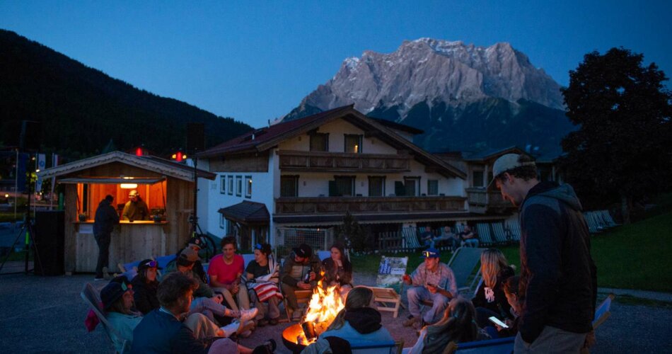 Menschen am Lagerfeuer | © Tiroler Zugspitz Arena/Nikola Radovic