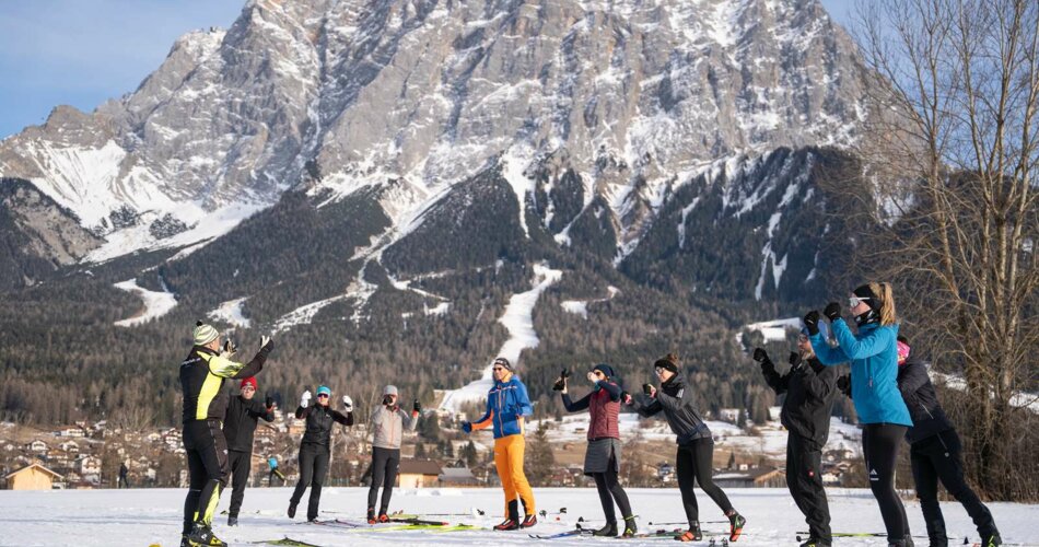 Guide with cross-country skier | © Tiroler Zugspitz Arena