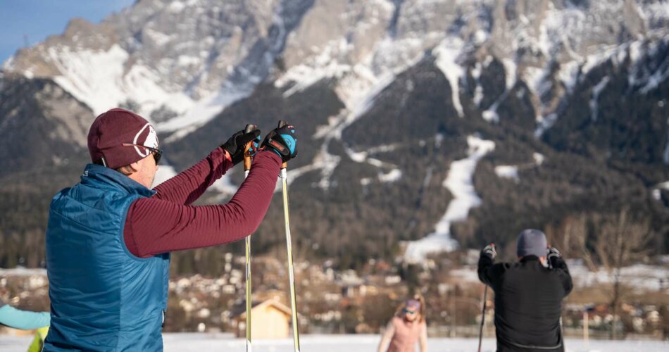 Guide with cross-country skier | © Tiroler Zugspitz Arena