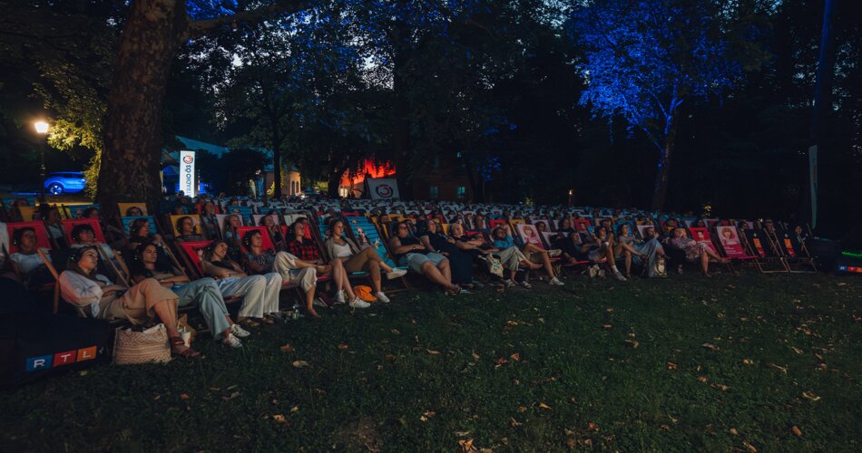 Audience members at the Silent Cinema open-air cinema | © Niklas Schaubelt