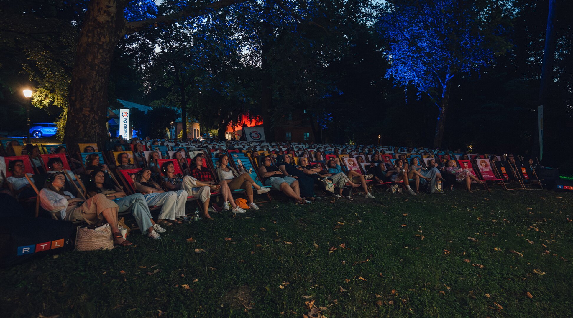 Zuschauer beim Outdoor-Kino Silent Cinema | © Niklas Schaubelt