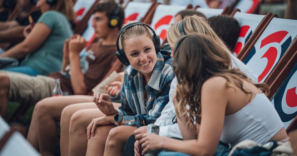 Zuschauer beim Outdoor-Kino Silent Cinema | © Niklas Schaubelt