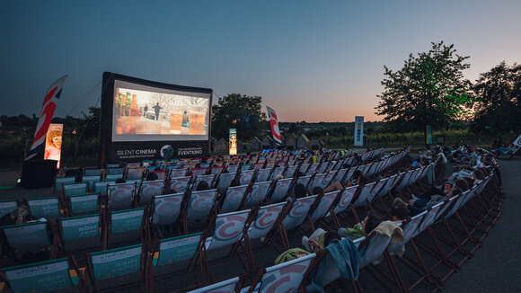 Zuschauer beim Outdoor-Kino Silent Cinema | © Niklas Schaubelt