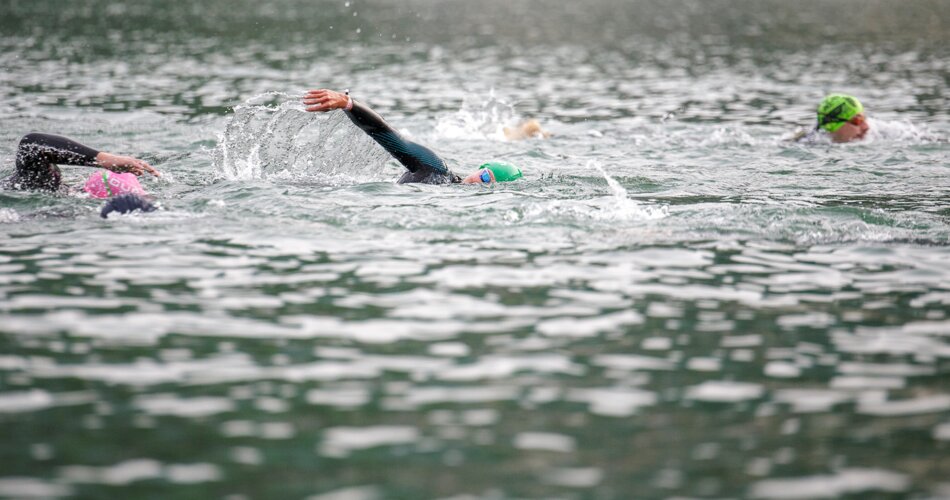 Personen beim sportlichen Schwimmen | © WAPICS - Andreas Willdoner