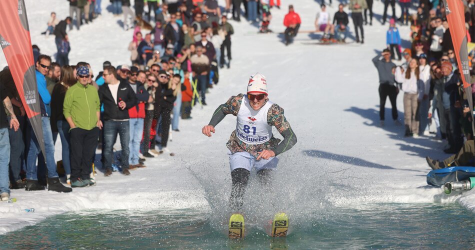 Ein Skifahrer fährt durch ein Wasserbecken | © Trendclub Berwang