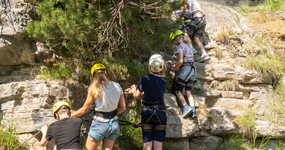 Jugendliche mit Kletterhelmen und Klettergurten. | © Tiroler Zugspitz Arena/ Zotz Lea