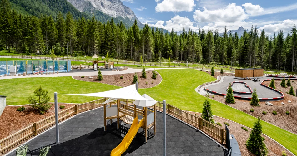 Großer, moderner Spielplatz mit einer Rutsche und einer Strecke für Tretautos | © Tiroler Zugspitzbahn