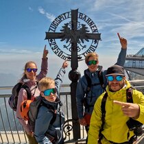 A family on the Zugspitze | © Tiroler Zugspitz Arena/Thomas Ludwig