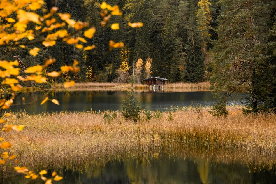 A lake and a wooden hut | © Tiroler Zugspitz Arena/Bianca McCarty