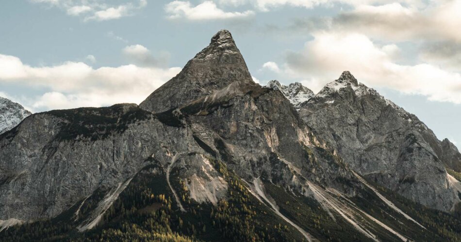 A striking mountain with snow on the summit | © Tiroler Zugspitz Arena/Bianca McCarty