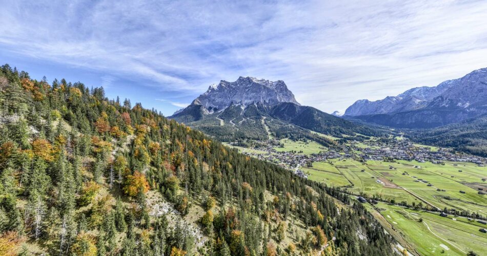 Eine Drohnenaufnahme der Zugspitze im Herbst | © Tiroler Zugspitz Arena / Valentin Schennach