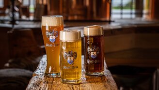Drei verschiedene Biere in Gläsern mit der Aufschrift Stadl-Bräu | © Tiroler Zugspitz Arena