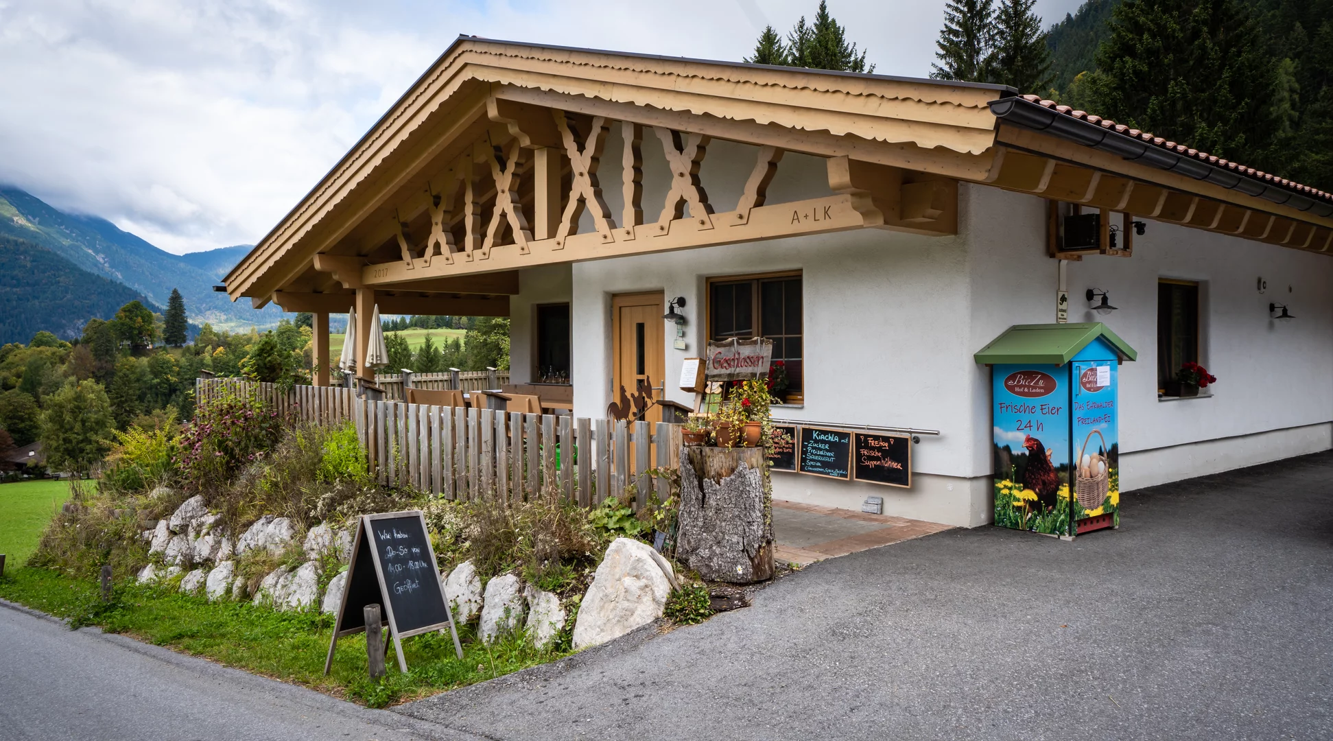 BieZu farm shop An alpine house with a shop