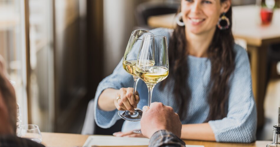 Paar mit einem Glas Weißwein | © Tiroler Zugspitz Arena/David Johansson