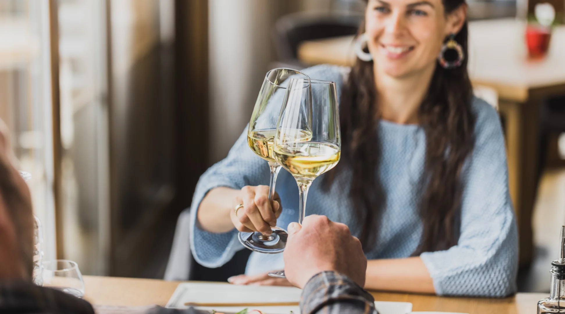 Kulinarik in der Tiroler Zugspitz Arena | © Tiroler Zugspitz Arena/David Johansson Ein Paar stößt mit einem Glas Weißwein an | © Tiroler Zugspitz Arena/David Johansson