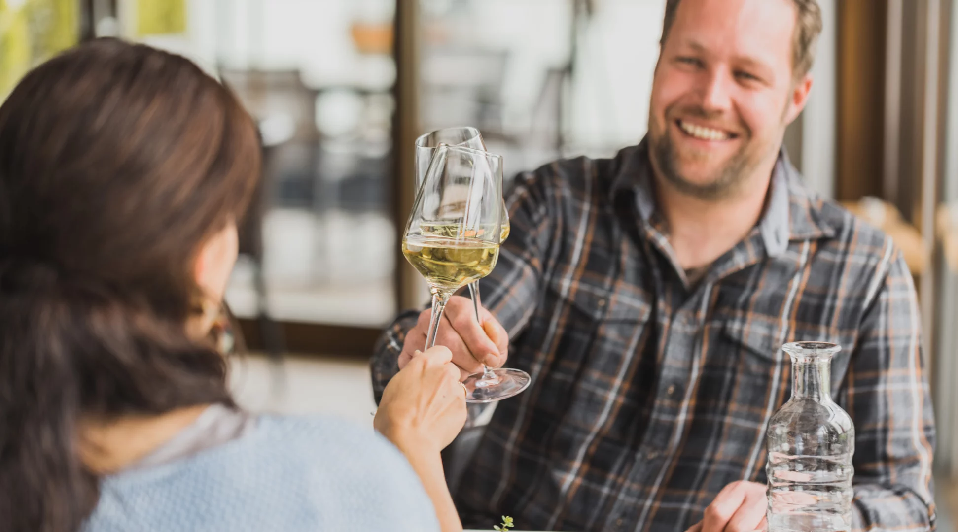 Restaurant in the Tiroler Zugspitz Arena | © Tiroler Zugspitz Arena/David Johansson A couple toast with a glass of white wine | © Tiroler Zugspitz Arena/David Johansson