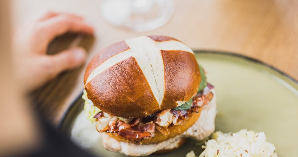 Ein besonderer Burger in einer Laugensemmel | © Tiroler Zugspitz Arena/David Johansson