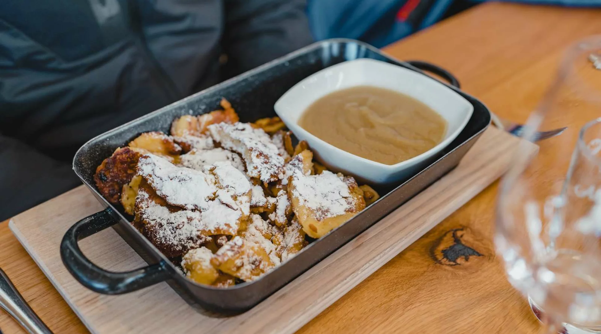Sweet cut-up pancake with raisins at the Tirolerhaus | © Tiroler Zugspitz Arena/Sam Oetiker A portion of the traditional austrian sweet cut-up pancake with raisins | © Tiroler Zugspitz Arena/Sam Oetiker