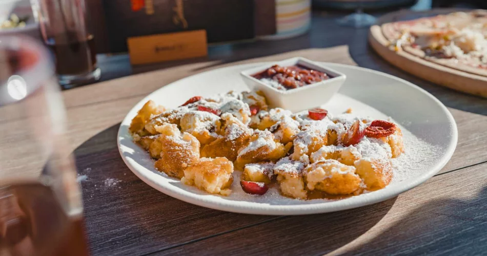 A portion of sweet cut-up pancake with raisins on a table | © Tiroler Zugspitz Arena/Sam Oetiker