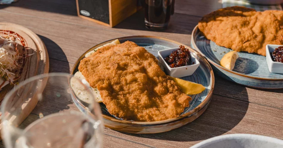 Two portions of schnitzel on a table | © Tiroler Zugspitz Arena/Sam Oetiker