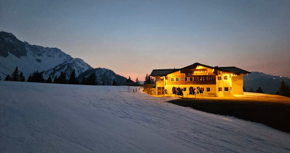 Eine beleuchtete Hütte in der Nacht | © Tiroler Zugspitz Arena