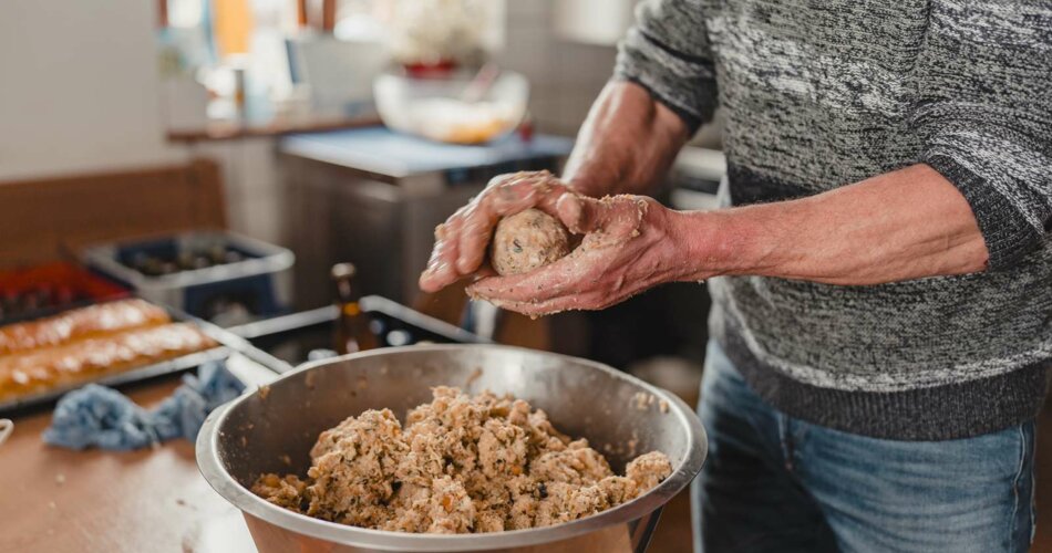 A man cooks Tyrolean dumplings. | © Tiroler Zugspitz Arena/ Sam Oetiker