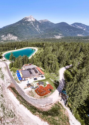 Drohnenaufnahme von der Berghütte Gamsalm | © Tiroler Zugspitz Arena/Valentin Schennach