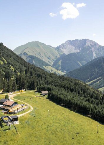 Aerial shot of Das View in the summer | © Tiroler Zugspitz Arena/Lea Zotz