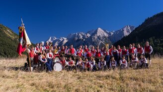 Eine Musikkappelle mit Tiroler Tracht vor Bergpanorama | © Musikkapelle Lähn