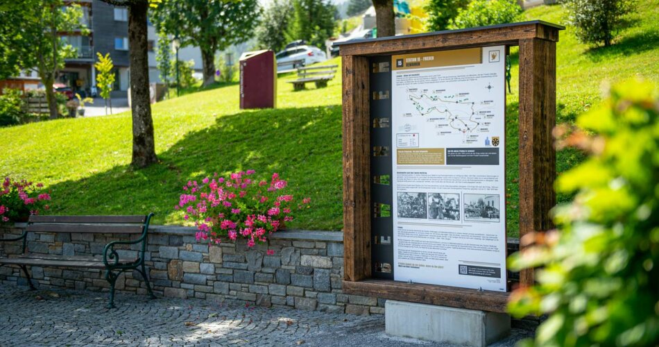 A modern wooden plaque with text | © Tiroler Zugspitz Arena/Radovic Nikola