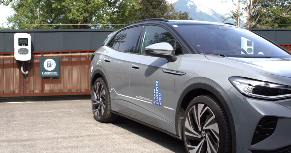 A gray car parked in front of a white e-charging station | © TZA