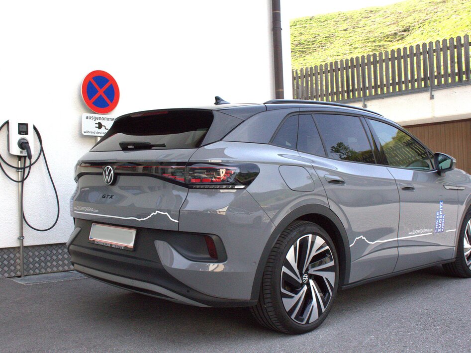 A gray car parked in front of a white e-charging station | © TZA