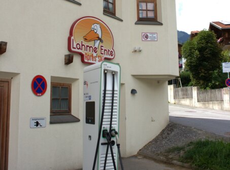 A house with the inscription Lahme Ente Apres Ski above a symbol with a duck | © TZA