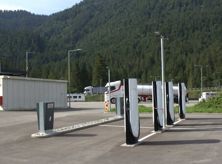 Several white Tesla e-charging stations next to a rest stop | © TZA