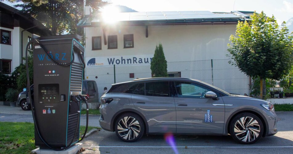 Ein graues E-Auto ist an eine moderne Ladestation angeschlossen | © Tiroler Zugspitz Arena/Zotz Lea