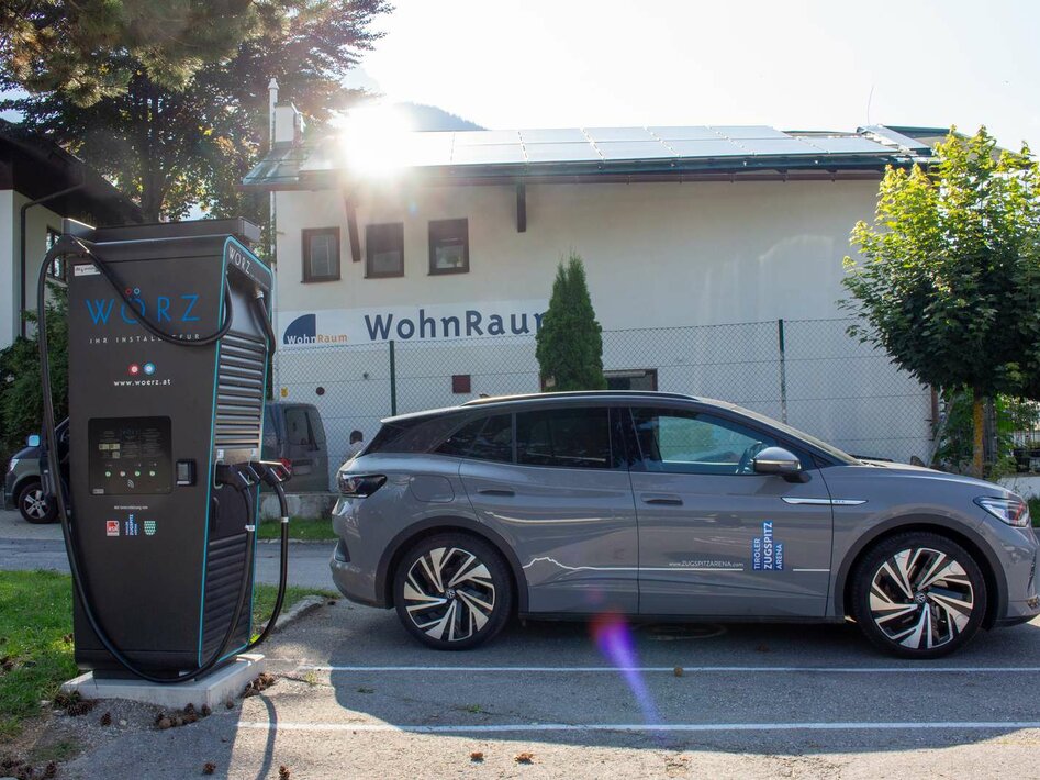 A grey electric vehicle is connected to a modern charging station | © Tiroler Zugspitz Arena/Zotz Lea