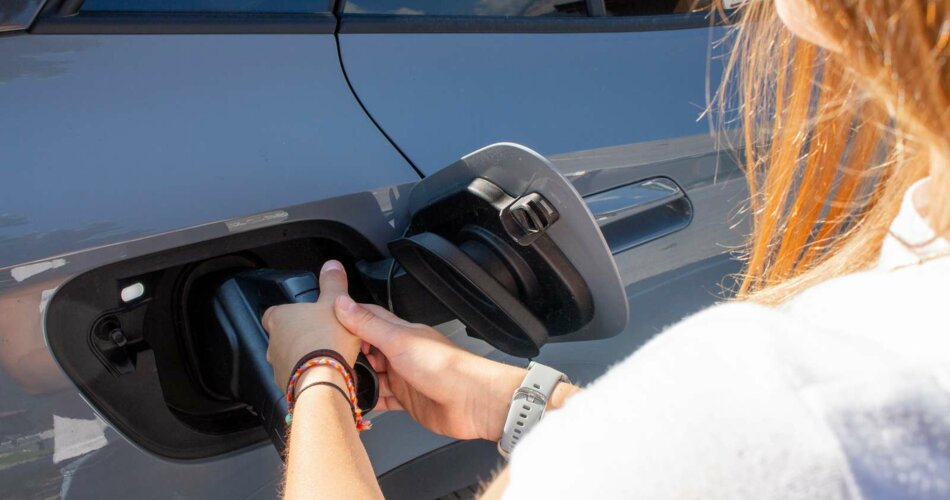 A woman connects an electric vehicle to a charging station | © Tiroler Zugspitz Arena/Zotz Lea