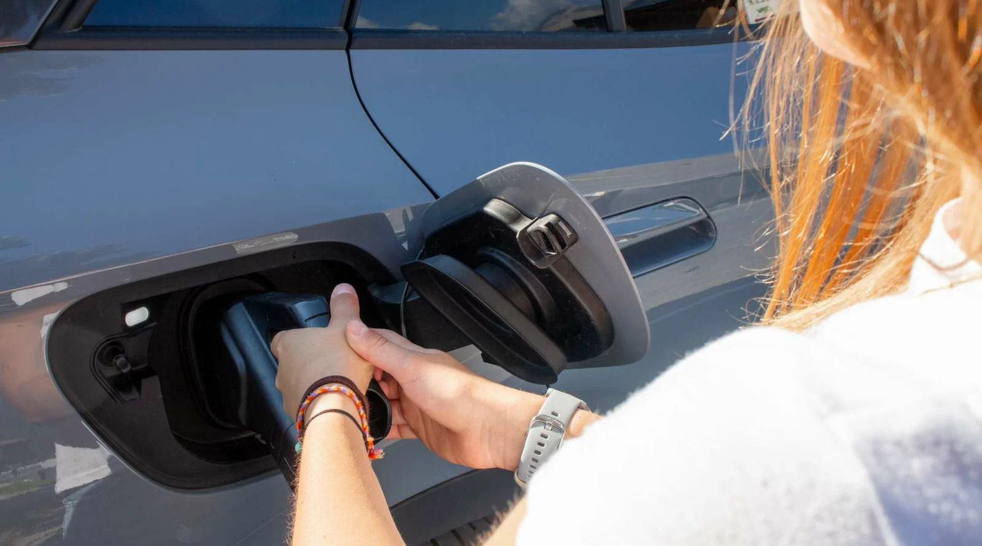 Charging station Zugspitzsaal | © Tiroler Zugspitz Arena/Zotz Lea A woman connects an electric vehicle to a charging station | © Tiroler Zugspitz Arena/Zotz Lea