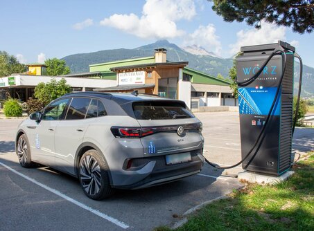 A grey electric vehicle is connected to a modern charging station | © Tiroler Zugspitz Arena/Zotz Lea