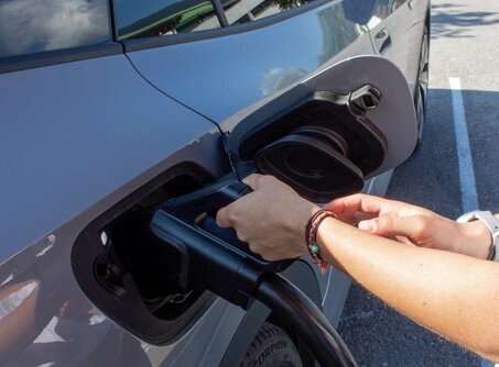 A person connects an electric vehicle to a charging station | © Tiroler Zugspitz Arena/Zotz Lea