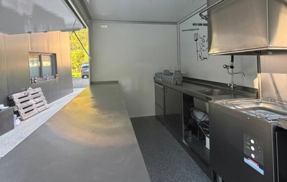 Spülvorrichtungen im Innenraum des Anhängers | © Tuifl Verein Lermoos