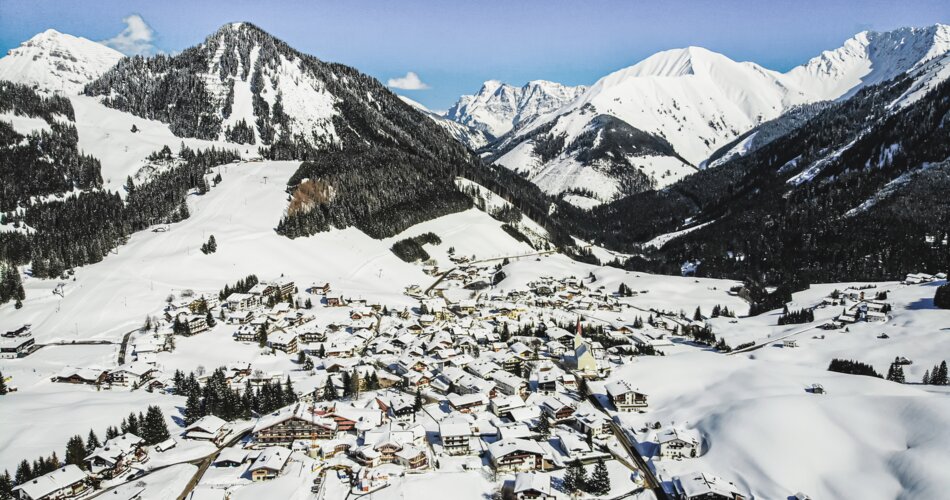 Eine Drohnenaufnahme des Ortes Berwang im Winter