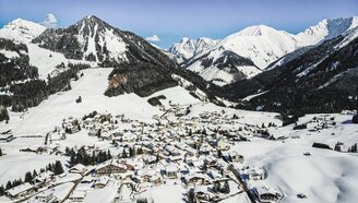 Eine Drohnenaufnahme des Ortes Berwang im Winter