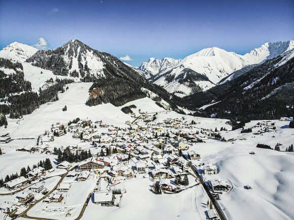 Eine Drohnenaufnahme des Ortes Berwang im Winter