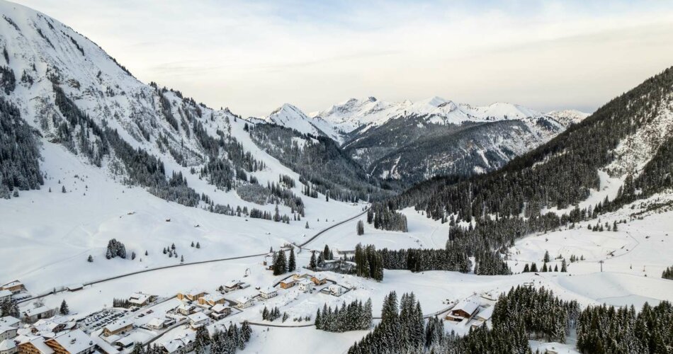 Village Berwang and snow-covered mountains | © Tiroler Zugspitz Arena/Zotz Lea
