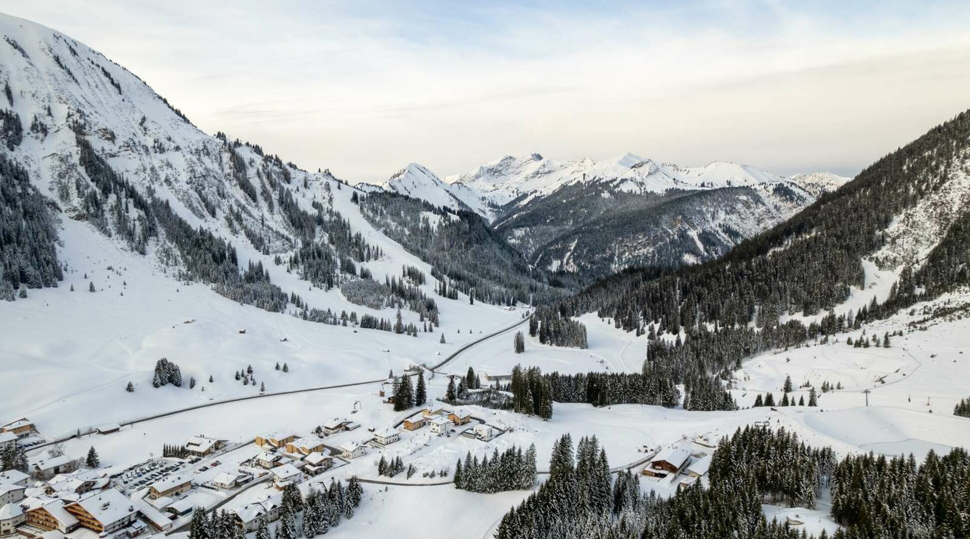 Ort Berwang und verschneite Berge | © Tiroler Zugspitz Arena/Zotz Lea