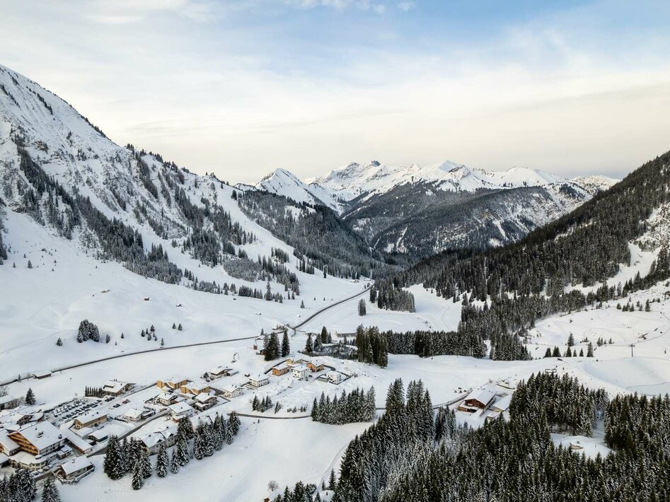 Village Berwang and snow-covered mountains | © Tiroler Zugspitz Arena/Zotz Lea