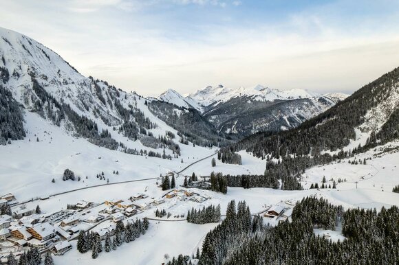 Village Berwang and snow-covered mountains | © Tiroler Zugspitz Arena/Zotz Lea