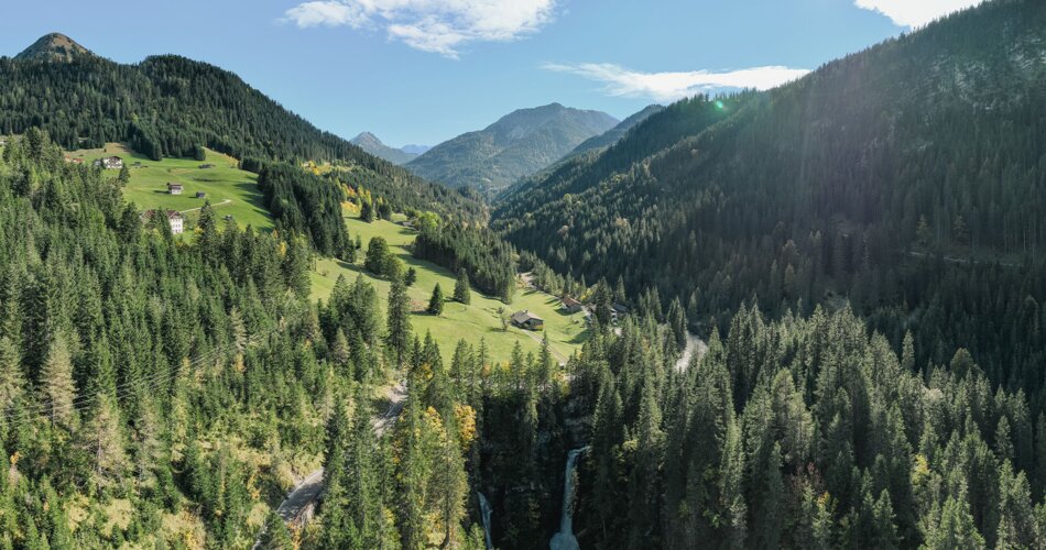 Mountain landscape with a waterfall | © Tiroler Zugspitz Arena/Schennach Valentin