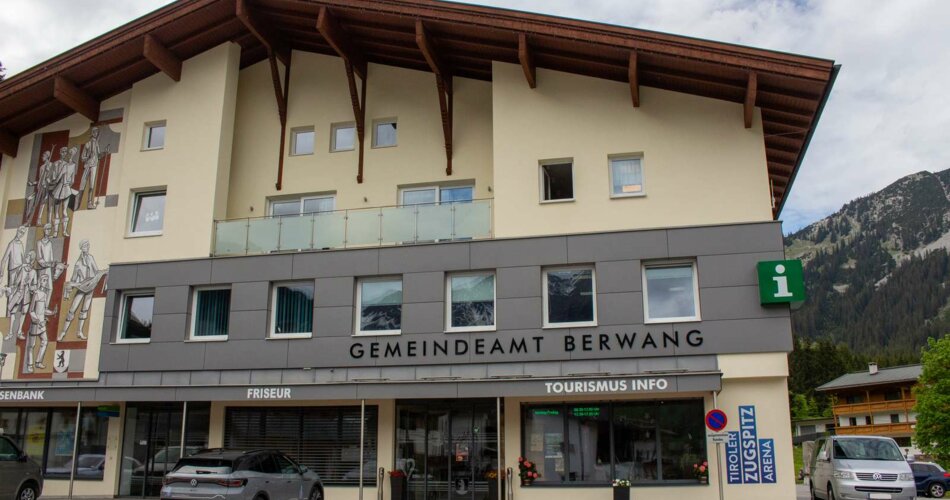 Ein Gebäude von außen, Aufschrift Tourismus Info | © Tiroler Zugspitz Arena/Zotz Lea